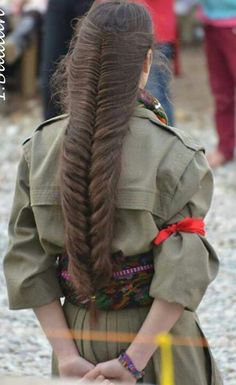 on g+ Kurdish Flag, Kurdish Girl, Heroic Women, Girl Hairstyle, Flower Photoshoot, Blouse Casual Fashion, Female Fighter, Tough Girl, Brave Girl