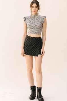 Floral bouquet print cropped top. It displays a mock neck with capped sleeves and a fitted body. Floral Crop Tops, Print Crop Tops, Grey Floral, Big Apple, Clothes Horse, Floral Bouquets, Mock Neck, Cap Sleeves, Boutique Clothing