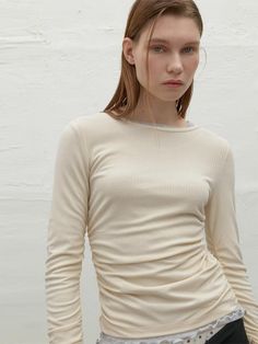 This inner piece from Atelier Nain features built-in bands at the sides, creating a naturally falling shirred point, exuding casual mood.- The shirring allowing for easy pairing with a variety of inners- Sleeves that have shirring for added detail- The string at the back neck offering various tying options for different styles* Model shots may differ from the actual product color due to shooting location, time, and graphic techniques. Refer to the product cut images for the actual color. Graphic Techniques, Model Shots, Cut Image, Sheer Fabrics, Different Styles, Im Not Perfect, T Shirt, Color