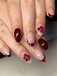 Fall Nails Cherry Red, Short Nail Oval, Burgundy Nails With Flowers, Short Maroon Nails With Design, Short Nails Design Winter, Winter Nails Inspo Short, Easy Fall Acrylic Nails, Red Nail Designs Short Nails, Floral Purple Nails