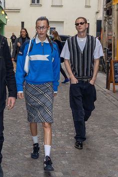 Marc Kalman, Bella Hadid Street Style, Couple Fits, Bella Hadid Outfits, Bella Hadid Style, Streetwear Mode, Hadid Style, Vogue Germany, Gen Z