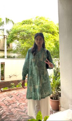 Simple Desi Outfit Ideas, Kurta With Sneakers Women, South Asian Outfits Casual, India Casual Outfit, Desi Style Casual, Kurta Aesthetic Girl, Desi University Outfit, Desi Clothes Pakistani Outfits Simple, Desi Summer Outfits