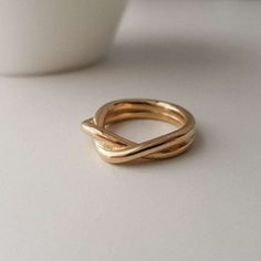 Close Up of the hypoallergenic & Waterproof Twist Ring from NAZ Parure. Twisted Gold Ring, Chloe Ring, Criss Cross Ring, Twist Ring, Hypoallergenic Jewelry, Jewelry Lookbook, Cross Ring, Color Ring, Accessories Rings