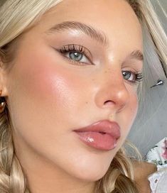 Trending Wedding Makeup Looks, Soft Makeup Look Blue Eyes, Makeup Inspiration Blonde, Natural Makeup Looks Blonde, Cute Prom Makeup Looks Simple, Clean Girl Prom Makeup, Make Up For Blonde Girl, Makeup Looks For Blondes Blue Eyes, Clean Girl Glam Makeup