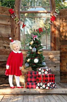 Christmas Picture Background, Outdoor Christmas Photos, Christmas Mini Shoot, Christmas Tree Pictures, Christmas Photo Booth