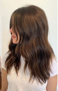 Medium Brown Haircut Layers, Brunette Haircut Medium Long Layers, Summer Haircut For Brunettes, One Length Vs Layers Long Hair, Face Framing Haircut Wavy Hair, Short Front Pieces Hair Long Hair, Medium Length Haircut Long Layers, Ghost Layers Haircut, Medium Length Haircut Brunette