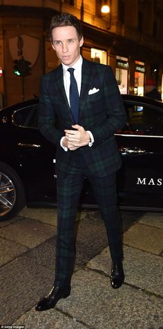 Eddie Redmayne at the Turin Film Festival. Tartan Suit Mens Wedding, Mens Patterned Suits, Tartan Wedding Suit, Patterned Suits For Men, Tartan Groomsmen, Pattern Suit Men, Wedding Suits Men Blue, Patterned Suit, Tartan Suit