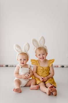 Two toddler who are siblings sitting and smiling at the camera with easter bunny ears on Easter Sibling Pictures, Kids Easter Photoshoot, Sibling Easter Photos, Easter Family Photoshoot, Easter Kids Photoshoot, Easter Picture Ideas Family, Toddler Easter Photoshoot, Siblings Easter Photoshoot, Easter Picture Ideas For Siblings