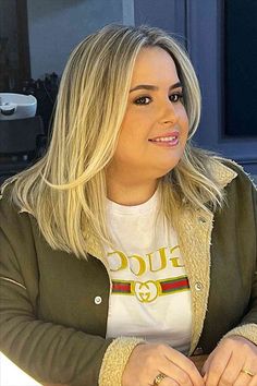 Chest-Length Blonde Hair and a Middle Part for Double Chins Double Chin Hairstyles, Feathered Hair Cut, Plus Size Hairstyles, Bob Hairstyles For Round Face, Chubby Face Haircuts