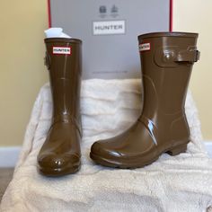 Brand New Hunter Rain Boots Size: 9 Color: Mushroom Brown Rain Boots With Round Toe For Fall, Brown Round Toe Rain Boots For Fall, Hunter Short Rain Boots, Hunter Chelsea Boots, Hunter Boots Short, Green Hunter Boots, Hunter Chelsea, Hunter Short, Black Hunter Boots