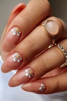 You'll love these 43 nails with flowers we've gathered here. We hope you enjoy browsing through each one of them! April Nails, Fingernail Designs, Nails 2021, Cat Kuku, Floral Nails