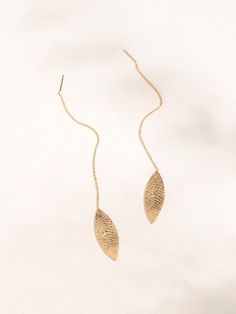 "Threader Earrings, Long Rose Gold Drop Threader Leaf Earrings, Nature Jewelry This pair of long gold threader earrings with gold or rose gold leaf hanging at the bottom is unique and chic! It was designed envisioning a Greek goddess rising out of the sea - elegant, classy, feminine, radiant, and mesmerizing. Get these long leaf threader earrings to complement your outfit, and to create a wow effect and a sophisticated glamorous look! oo¨ ✿ Item details ✿ This threader earring is worn by pushing Goddess Rising, Gold Thread Earrings, Leaf Earrings Gold, Gold Threader Earrings, Long Bridal Earrings, Gold Chain Earrings, Threader Earrings Gold, Long Chain Earrings, Earrings Nature