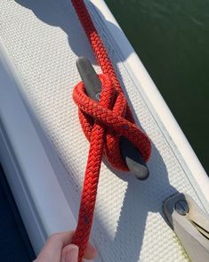 Sailing Knots How To Tie, Sailing Boat Aesthetic, Sailboat Life, Sailing Knots, Sailing Gear, Retail Store Interior Design