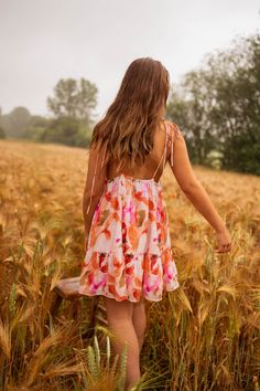 This stunning floral-patterned dress features tie straps, a wrap neckline, and an elastic back for a comfortable and flattering fit. With its flowy and lined design, it's the perfect choice for any occasion. Colors: floral - green Sizes: S/M/L S: Length 33.9 in - Width 14.2 in L: Length 35.4 in - Width 15.7 in 70% Viscose - 20% Cotton - 10% Silk Washing: Handwash Flowy Dress With Adjustable Straps For Garden Party, Garden Party Sundress With Tie Back, Flowy Floral Print Sundress With Spaghetti Straps, Bohemian Sundress With Tie Back For Garden Party, Summer Floral Dress With Tie Back, Summer Floral Dress With Tie Back For Brunch, Garden Party Sundress With Tie Back And Ruffled Straps, Breezy Flowy Floral Print Sundress, Spring Floral Sundress With Tie Back