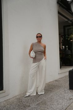 Grey asymmetric top Zara + linen pantalon + Ysl 557 sunnies + silver scarpin Asymmetrical Top Outfits, Asymmetrical Top Outfit Classy, Asymmetric Top Outfit, Assymetrical Top Outfits, Silver Top Outfit, Zara Top Outfit, Zara Outfit 2024, Asymmetric Outfit, Linen Top Outfit