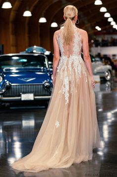 the back of a woman's dress at a car show