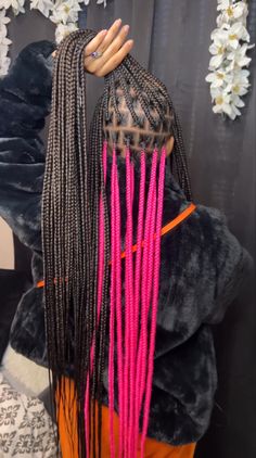 Knotless Braids With Under Color, Large Peekaboo Braids, Cute Hair Colors For Black Women Braids, Black Pink Knotless Braids, Cute Braids For School Black, Peekaboo Braided Hairstyles, Hair Styles Braids With Color, Reverse Peekaboo Hair Braids, Peekaboo Braid Hairstyles