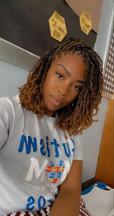 Small Sengelese Twist Styles Black Women, Spring Twists Shoulder Length, Senegalese Braids Hairstyles, Spring Twist Updo Styles, Knotless Spring Twist, Short Senegalese Twist With Curly Ends, Senegalese Twist Hairstyles Short, African Hair Braiding Styles Twists, Braiding Grid