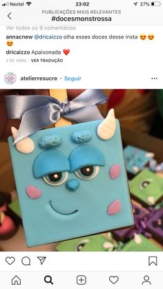 a blue box that has some kind of face on it, and the caption is in spanish