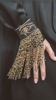 #бисер #бисероплетение Egyptian Inspired Jewelry, Digital Dress, Headpiece Jewelry, Fashionista Clothes, Sleeves Clothing, Beaded Jewelry Patterns, Beaded Bags