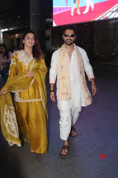 Varun Dhawan And Wamiqa Gabbi Spotted At Airport In Mumbai - Gallery

 #VarunDhawan #WamiqaGabbi #Airport #Mumbai