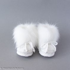 These super trendy white crochet booties with faux fur trim are the perfect addition to any baby's wardrobe! They are super soft and cosy, perfect for fall, spring and winter! I have added crochet cords to make them more secure on the baby's feet. Perfect accessories for everyday wear and also perfect for gifting or for a unique photo session. They are made using soft acrylic yarn (the yarn is soft and delicate on the skin and is non-itchy). It is absolutely handmade, soft, cute and comfy. Booties come in a box - perfect for gifting. Booties are available in many sizes, up to 24 months. If you need larger-size booties please let me know. Preemie size fits premature babies from about 5lb (2.3kg) up to either 7 or 8lb (3.2 or 3.6kg). Usually the best fit for older premature babies or those s Crochet Cords, Cadeau Baby Shower, Crochet Cord, Gift Crochet, Crochet Booties, Crochet Baby Booties, Soft Cute, Baby Boots, Baby Head