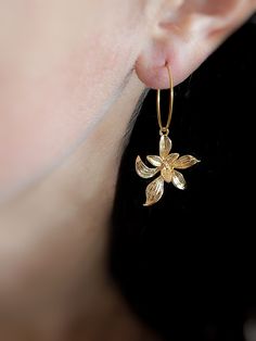 Flower earrings, golden flower hoops, elegant chic earrings  MATERIALS/COMPOSITION - Hoops 30mm in diameter in high quality stainless steel (resistant and non-allergenic) - 24K Gold Color Brass Flower Pendant (19x24MM) Jewelry made in my workshop in Lyon. To see the other creoles of our e-shop it's here: https://www.etsy.com/fr/shop/MOANACreationBijoux?section_id=28369227  DELIVERY  Quick and neat delivery. The earrings will be delivered in a pouch to protect them. Do not hesitate to tell us if Earrings Golden, Golden Flower, Chic Earrings, Small Pouches, Elegant Chic, Christmas Gifts For Women, Jewelry Earrings Hoops, Gold Flowers, Elegant Earrings