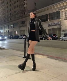 Black Skirt Outfit Aesthetic, Indoor Concert Outfit, Billie Eilish Concert Outfit, Leather Skirt And Boots, Styling Turtlenecks, Platform Boots Outfit, Black Turtleneck Outfit, Platform Outfit, Skirt Outfits Aesthetic