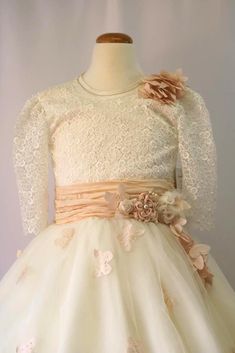 Hand made item. Elegant first communion dress in fine tulle. The upper part is decorated by hand with butterflies sewn one by one, it is the perfect decoration for a dress of first communion. It is an impeccable and beautiful work that is worth the price of the dress. The upper part is made of fine embroidered guipiur, it has a opaque salmon-colored belt, and a nice bow at the back.  It brings integrated tulle to sponge it to the taste without the need to use petitcoat. Please review the table of measurements so that you choose the correct size and there are no errors. Cream Tulle First Communion Dress For Pageant, Cream Tulle First Communion Dress, Cream First Communion Dress With Lace Bodice, Cream Tulle Princess Dress For Confirmation, Cream Tulle Baptism Dress, Cream First Communion Dress With Lace Bodice For Pageants, Girls Communion Dresses, Holy Communion Dresses, First Communion Dress