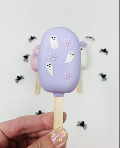 Cakesickles ghost themed Ghost Cakesicles, Types Of Cake Flavors, Homemade Aesthetic, Elegant Cake Pops, Halloween Themed Desserts, Halloween Candy Apples