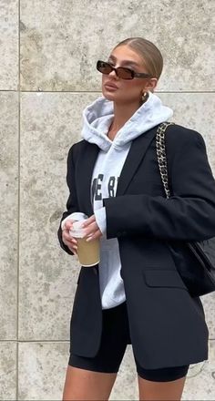 Blazer And Joggers Outfit Women, Sporty Office Outfit, Sports Bra Outfit Street Style, Dallas Outfits, Looks Street Style, Mode Inspo, Sporty Outfits, Blazer Outfits, 가을 패션