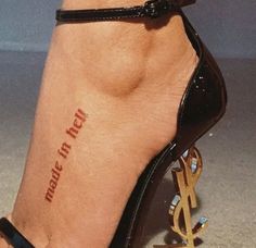 a woman's foot with a tattoo on it that reads, there is no fear