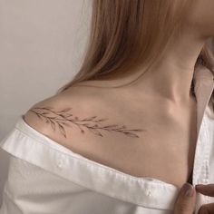 Clavical Tattoos Women, Floral Tattoo Shoulder, Inspiration Tattoos, Stylist Tattoos, Shoulder Tattoos For Women, Modern Tattoos, Collar Bone Tattoo, Classy Tattoos