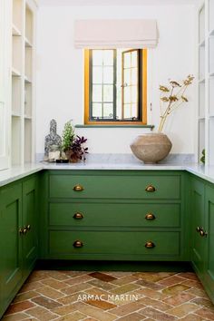 If a kitchen renovation is at the top of your to-do list this spring, green kitchens are the on trend colour to have. From sage, olive and mint to decadent emerald and deep forest green, green kitchen cabinets are in demand. No matter your desired aesthetic take a look at these 20+ inspiring green kitchen ideas for your next kitchen design. Olive Kitchen, Sage Green Kitchen, Green Kitchen Cabinets, Kitchen Colour Schemes, Farrow And Ball