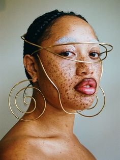 Sprawling Metal Forms Elegant, Sculptural Jewelry by Designer Laura Estrada | Colossal Trend Board, Sculptural Jewelry, Face Jewellery, Head Jewelry, Afro Punk, Sustainable Jewelry, Wearable Art