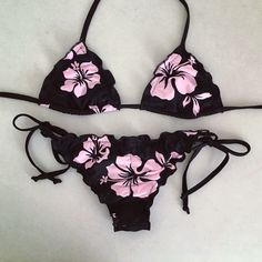 Black & baby pink hibiscus flower print string bikini Cute Pink Swimsuit Aesthetic, Hibiscus Print Clothes, Y2k Bikinis, Hibiscus Flower Print, Pink Hibiscus Flower, Pink Hibiscus, 2000s Fashion Outfits, Black Baby