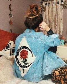 Jean Jacket Painted, Lotus Tattoos, Jean Jacket Diy, Diy Denim Jacket, Painted Clothes Diy, Custom Denim Jacket, Hand Painted Denim Jacket, Denim Art, Painted Denim Jacket