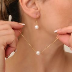 💎 Minimalist and statement jewellery. Made from the finest crystal quality pearls and finest 925 sterling silver. 💎 It will make you feel good by putting the best touch on your style. You can choose it to use on the most special occasions and every day. Gold Single pearl jewelry set. Dainty Everyday Pearl earrings and necklace set. 💎 An elegant and delicate pearl earring and necklace set as bridal jewelry. 💎 Pearls are made from the finest crystal. The metal used is 925 sterling silver. 💎 10 mm single pearl. 925 Sterling Silver material.  💎 Other pearl Jewelry : https://www.etsy.com/shop/GowaDesign?ref=shop-header-name&listing_id=1413722812&from_page=listing&section_id=38520136 💎 BOX CONTENT💎 * Original Gowa Design Box, Certificate of Jewellry, and care cloth packed as gift for you Classic Everyday Pearl Drop Jewelry, Elegant Everyday Jewelry With Pearl Drop, Elegant Everyday Pearl Drop Jewelry, Elegant Everyday Hypoallergenic Jewelry, Elegant White Jewelry For Everyday, Elegant White Jewelry For Everyday Wear, Hypoallergenic Pearl Jewelry, Elegant White Everyday Jewelry, Everyday Pearl Drop Pendant Jewelry