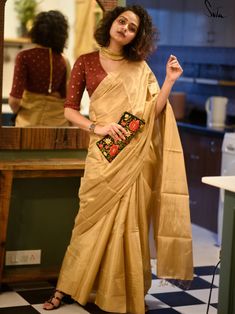 Plain Gold Saree, Best Designer Sarees, Silk Outfits, Gold Saree, Humble Design, Plain Saree, Baby Smiles, Organza Sarees