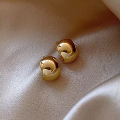 Simple and elegant round necklace/earrings Material: Semi-precious Stone/gold color: Gold Vintage Stud Earrings, Gold Earrings Wedding, Korean Jewelry, Circle Earrings Studs, Small Earrings Studs, Circle Studs, Classic Metal, Geometric Jewelry, Baroque Fashion