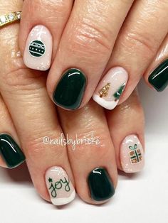 2023 Christmas Nails Short, Short Nail Christmas Ideas, Merry Christmas Nails 2023, Short Square Winter Nails, Christmas Manicure Ideas For Short Nails, Short Holiday Nails Christmas, Square Winter Nails, Short Christmas Nails, Christmas Nails Designs