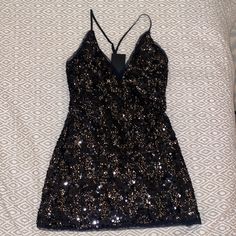 Adorable Nwt Dress, Only Tried On. Perfect For A Birthday, Party, New Years, Etc. Super Mini Length, Cross Back With Adjustable Straps. Fits Tts Small Black And Gold Dress Formal, Beaded Flapper Dress, Formal Shorts, Mini Party Dress, Formal Dresses Short, Mini Party, Roaring 20s, Black Sequin Dress, Gold Dress