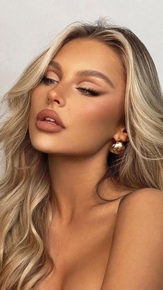 Glam Makeup No Eyeliner, Fox Eye Makeup Blue Eyes, Makeup For Peach Dress, Snatched Makeup Looks, Makeup For Photoshoot, Snatched Makeup, 30th Photoshoot, Prom Eyes, Bridemaids Hairstyles