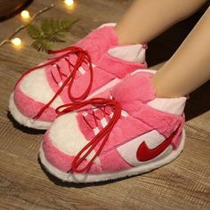 Jordan Rose, Zapatillas Nike Jordan, Nike Slippers, Fluffy Shoes, Red Slippers, Dr Shoes, Cute Slippers, Baskets Nike, Sneakers Looks