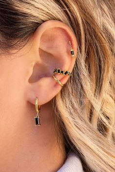 Les boucles d'oreilles Black Baguette Chain sont des clous en forme de chaîne avec un zircone baguette noir. Ils sont de style moderne et minimaliste. Ils constituent une bonne option à porter au quotidien et lors d'occasions spéciales. C'est une bonne option de cadeau. Caractéristiques: * Longueur : 16 mm. * Vendus à l'unité ou par paires. Les deux options sont proposées dans le menu déroulant. * Tous nos bijoux sont fabriqués en argent sterling 925 mm et ceux en or sont plaqués or 18 carats. I Black Prom Dress Gold Jewelry, Black And Gold Piercings, Gold And Black Earrings, Black Ear Piercings, Black And Gold Jewelry, Earring Design Ideas, Baguette Chain, Black And Gold Earrings, Baguette Earring