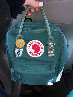 Green Kanken Aesthetic, Fjallraven Kanken Green, Fjallraven Kanken Mint, Purple Fjallraven Kanken Backpack, Sky Blue Fjallraven Kanken, Pretty Tote Bags, Girls Tote, Handbag Essentials, Bags Aesthetic