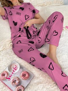 Conjunto de pijama de manga corta con estampado de corazones y letras para mujer Multicolor Casual-Joven    Geométrico,Letras Conjunto Pantalón Elástico Ligero Todo Women Sleep & Lounge, size features are:Bust: ,Length: ,Sleeve Length: Heart Pajamas, Elastic Pants, Heart Letter, Women's Sleepwear, Sleepwear & Loungewear, Print Pajamas, Pajama Set Women, Round Neck Tops, Short Pajama Set