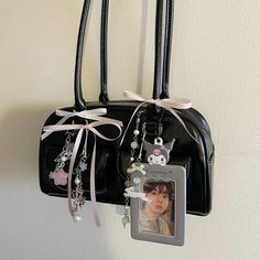 #bag #cuteness #style #cutie #decoration #coquette #aesthetic #pink #ideas #kuromi Coquette Aesthetic Pink, Purse Charms Diy, Purse Aesthetic, Pink Ideas, Stylish School Bags, My Style Bags, Oil Bag, Bag Obsession, Girly Bags