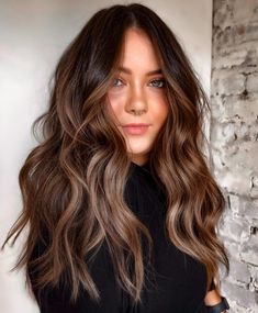 Warm and Cool Caramel Brown Balayage Hair Brown Roots With Highlights, Hair For Green Eyes, Medium Brown Balayage, Long Hair Highlights, Plum Hair