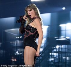 taylor swift performs on stage at the 2012 american music awards in las vegas, nv